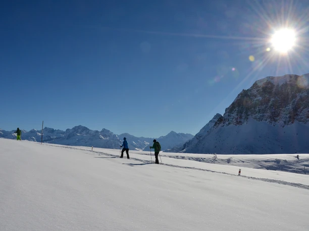 Schneeschuhlaufen auf Niederbauen, hoch über Emmetten