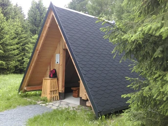 Schutzhütte auf dem Auerhahnweg bei Satzung