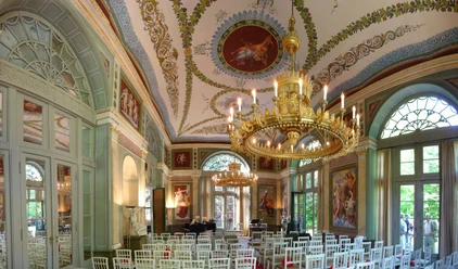 Konzertsaal mit großem Radleuchter - Schwind-Pavillon