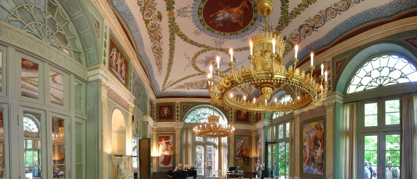 Konzertsaal mit großem Radleuchter - Schwind-Pavillon