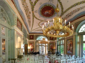 Konzertsaal mit großem Radleuchter - Schwind-Pavillon