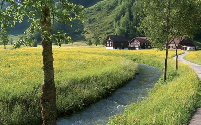 Weg der Schöpfung: idyllischer Bauernhof auf dem Weg ins Muotathal