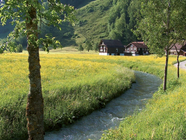 Weg der Schöpfung: idyllischer Bauernhof auf dem Weg ins Muotathal