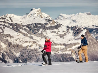 Schneeschuhlaufen auf dem Stoos