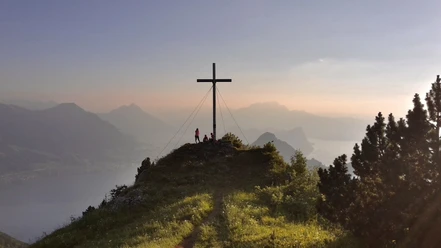 Hochflue-Kreuz hoch über Gersau, Abendstimmung