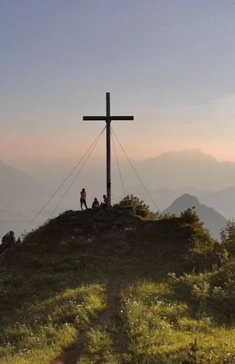 Hochflue-Kreuz hoch über Gersau, Abendstimmung
