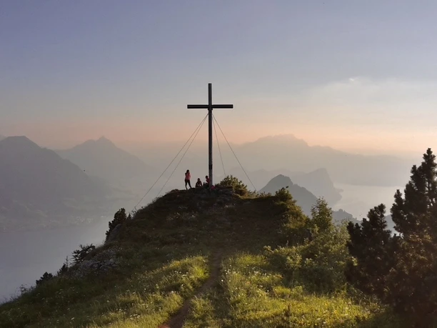 Hochflue-Kreuz hoch über Gersau, Abendstimmung