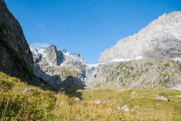 Die Alp Chüeplangg unter hohen Berggipfeln