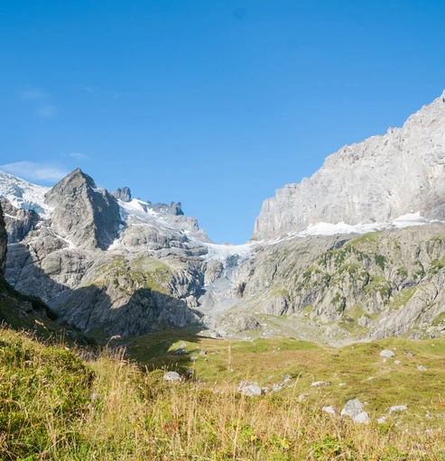 Die Alp Chüeplangg unter hohen Berggipfeln