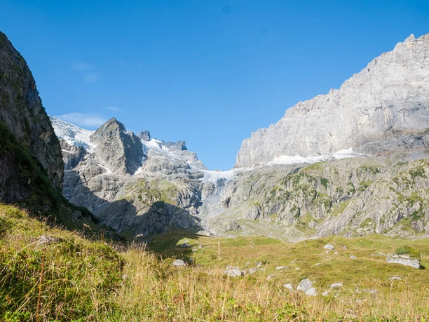 Die Alp Chüeplangg unter hohen Berggipfeln