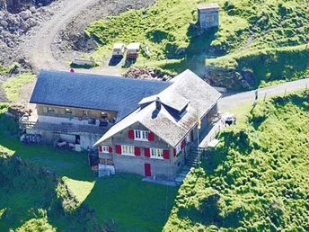 Die Hauptgebäude der Alp Seenalp