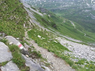 Blick zurück vom Balmergrätli zum Hotel Klausen-Passhöhe