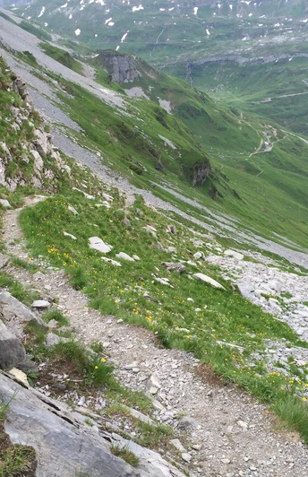 Blick zurück vom Balmergrätli zum Hotel Klausen-Passhöhe