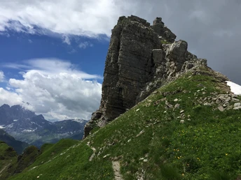 Der Felsturm ist ein Vorbote der Schächentaler Windgällen