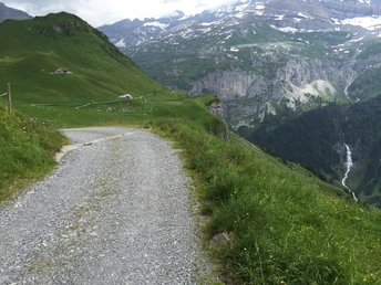 Rückweg zum Hotel Klausen-Passhöhe mit dem Wasserfall Staiber in Äsch im Blickfeld