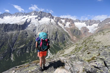 Eine einmalige Aussicht auf die Dammakette belohnt die Wanderer.