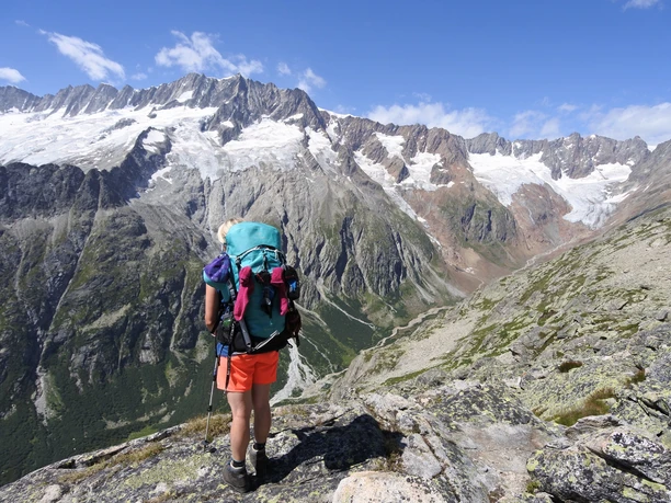 Eine einmalige Aussicht auf die Dammakette belohnt die Wanderer.
