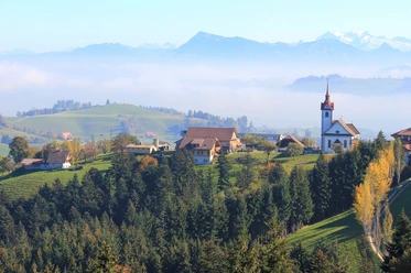 Das Dorf Menzberg über dem Nebelmeer