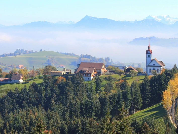 Das Dorf Menzberg über dem Nebelmeer
