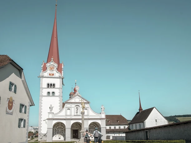 Stiftskirche St. Michael in Beromünster wird auf der Route 1291 passiert.