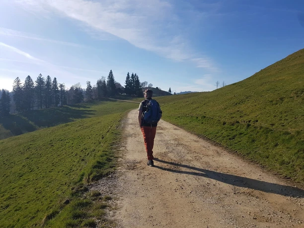 Aufbruch Richtung Osten, im Hintergrund sind erste Bergspitzen zu erkennen