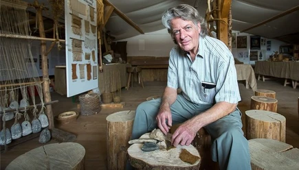 Max Zurbuchen in der Steinzeitwerkstatt