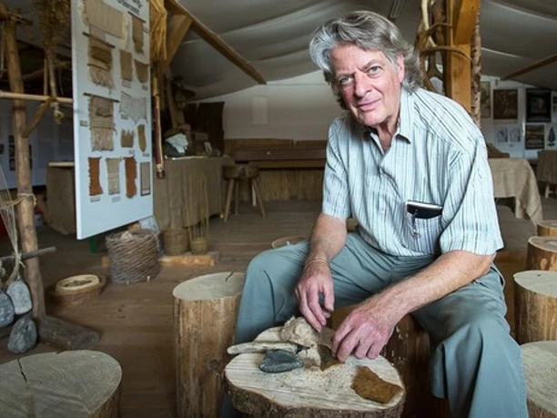 Max Zurbuchen in der Steinzeitwerkstatt