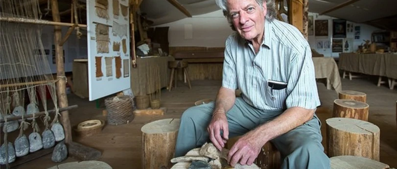 Max Zurbuchen in der Steinzeitwerkstatt