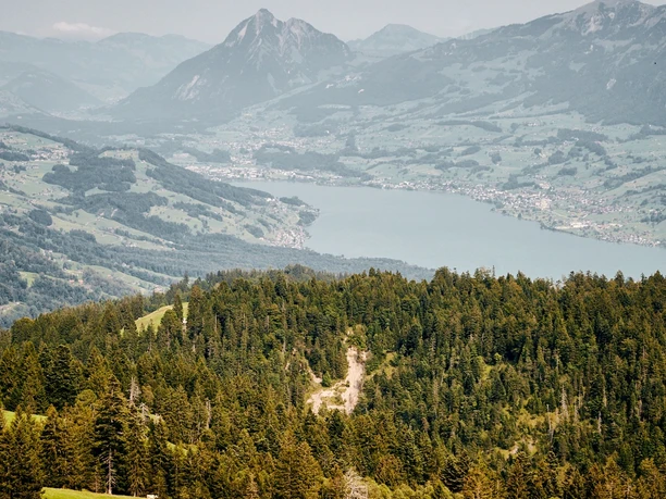Über den Glaubenbielenpass auf der der Panoramastrasse. Der Sarnersee ist ab der Passhöhe schon bald gut sichtbar.