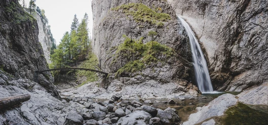 Wasserfall und kleine Hängebrücke beim Chessiloch in Flühli