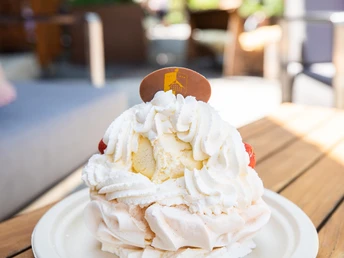 Eine riesige Portion "Merängge" als Belohnung für eine Wandertour ab Sörenberg.