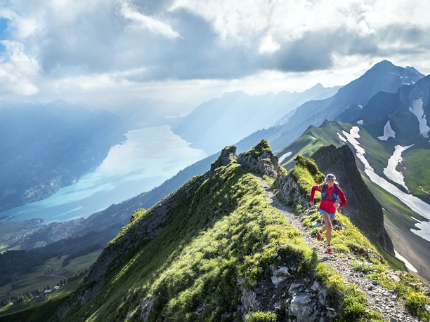 Die anspruchsvolle Strecke bietet auch fantastische Aussichten Trail running in the Swiss Alps