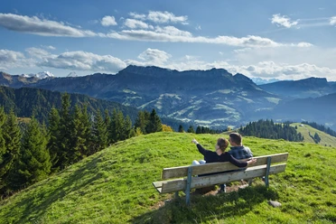 Ausruhen und das Panorama geniessen auf dem Wachthubel – Im Hintergrund der Hohgant