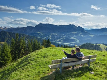 Ausruhen und das Panorama geniessen auf dem Wachthubel – Im Hintergrund der Hohgant