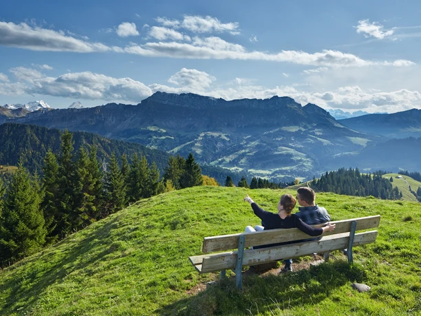 Ausruhen und das Panorama geniessen auf dem Wachthubel – Im Hintergrund der Hohgant