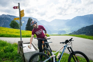 Wasser tanken auf der Biketour.