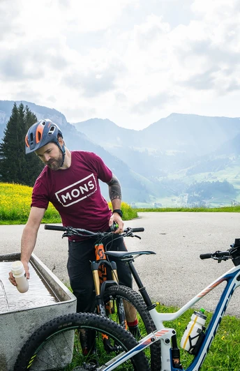 Wasser tanken auf der Biketour.