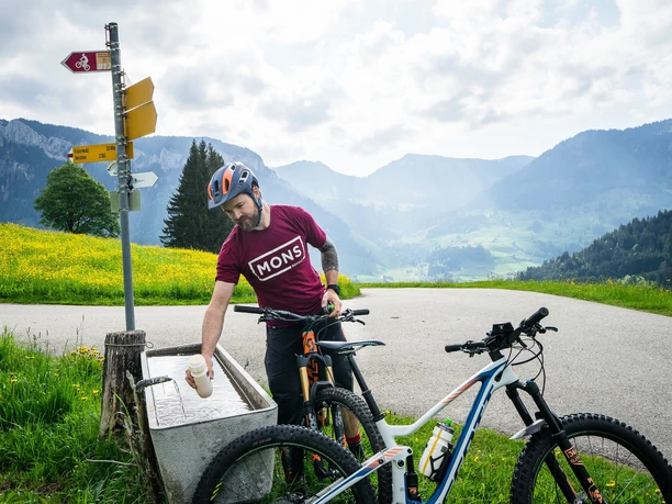 Wasser tanken auf der Biketour.