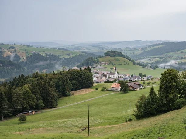 Ausblick auf das Dorf Romoos.