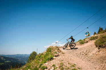 Auf dem mit Mulden und Wellen gestalteten Flowtrail kann jedermann fast ohne zu bremsen zur Talstation Marbach rollen.