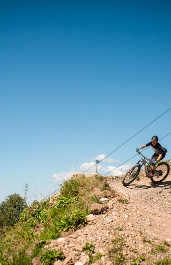 Auf dem mit Mulden und Wellen gestalteten Flowtrail kann jedermann fast ohne zu bremsen zur Talstation Marbach rollen.