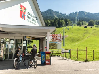 Bequem gehts mit der Gondelbahn hinauf auf die Marbachegg