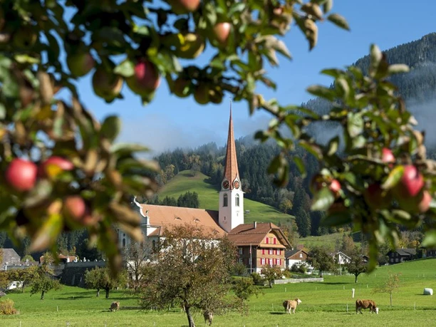 Spaziergang durch das Dorf Marbach