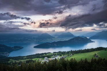Blick auf Rigi Kaltbad, Bürgenstock, Stanser- , Bouchserhorn und Vierwaldstättersee