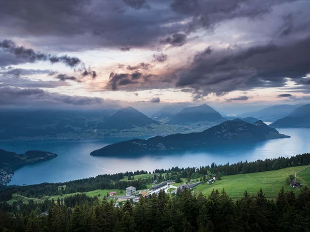 Blick auf Rigi Kaltbad, Bürgenstock, Stanser- , Bouchserhorn und Vierwaldstättersee