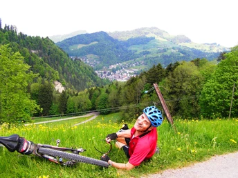 Rast bei Schlossweid, hinten Wattwil