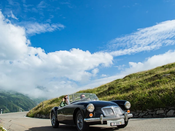 Fahrt mit dem Oldtimer über den Furkapass