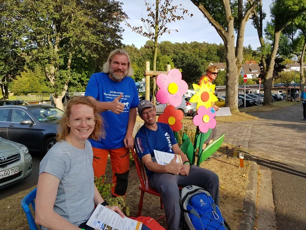 Thorsten Hoyer mit erfolgreichen langstrecken Wanderern - 24 Stunden Wanderabenteuer Edersee