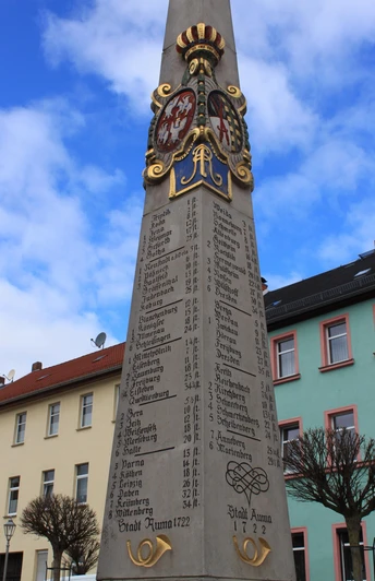 Entfernungsangaben auf der Postmeilensäule in Auma