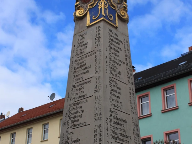 Entfernungsangaben auf der Postmeilensäule in Auma